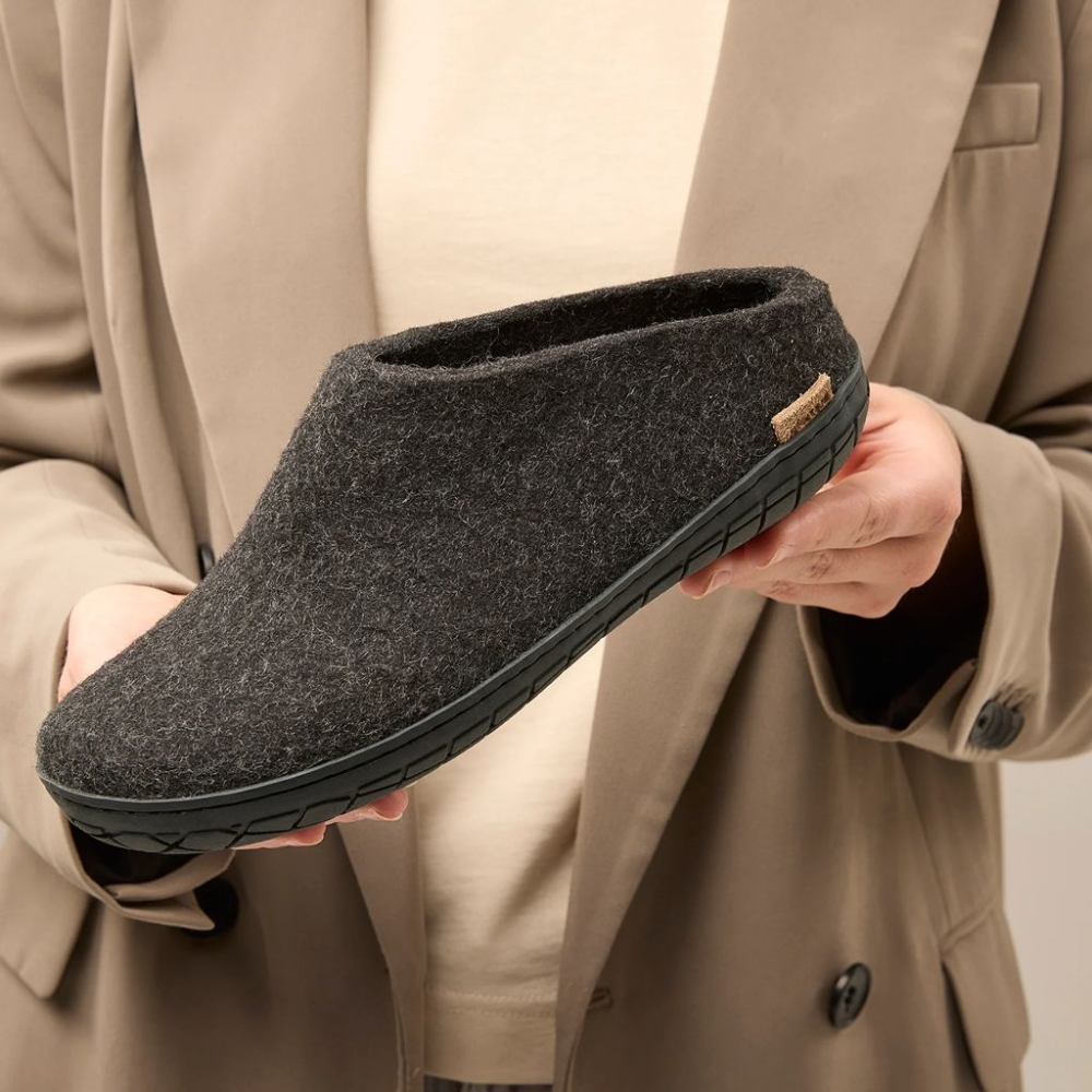 Glerups Slip-On Rubber Charcoal BR-02 Charcoal pantoffels en huissokken online bestellen bij Kathmandu Outdoor & Travel