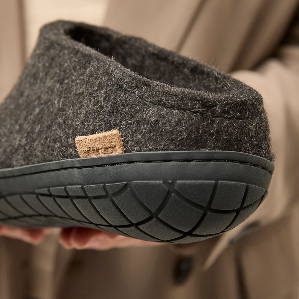 Glerups Slip-On Rubber Charcoal BR-02 Charcoal pantoffels en huissokken online bestellen bij Kathmandu Outdoor & Travel