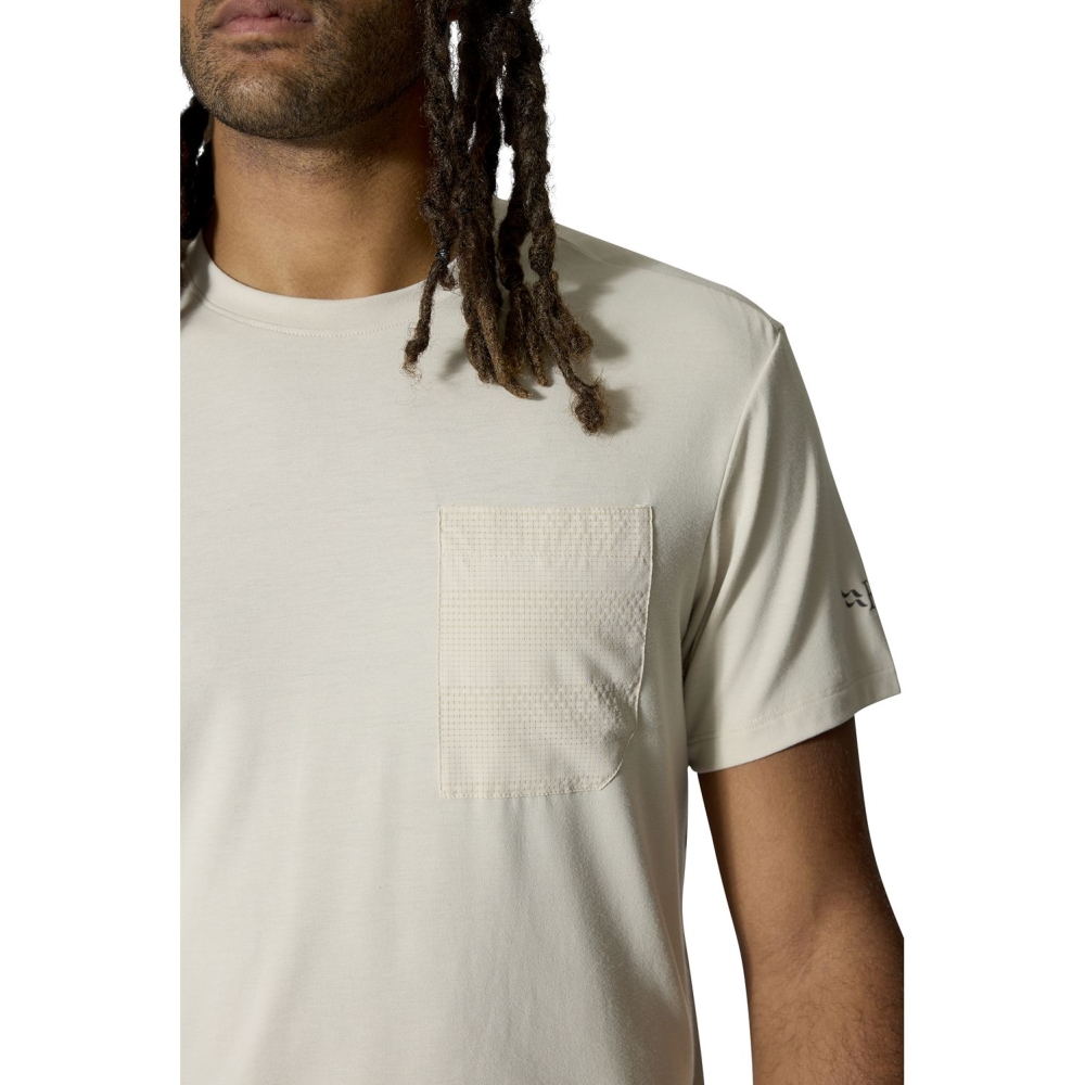 Rab Rivelin Pocket Tee Pebble QBL-75-PBE shirts en tops online bestellen bij Kathmandu Outdoor & Travel