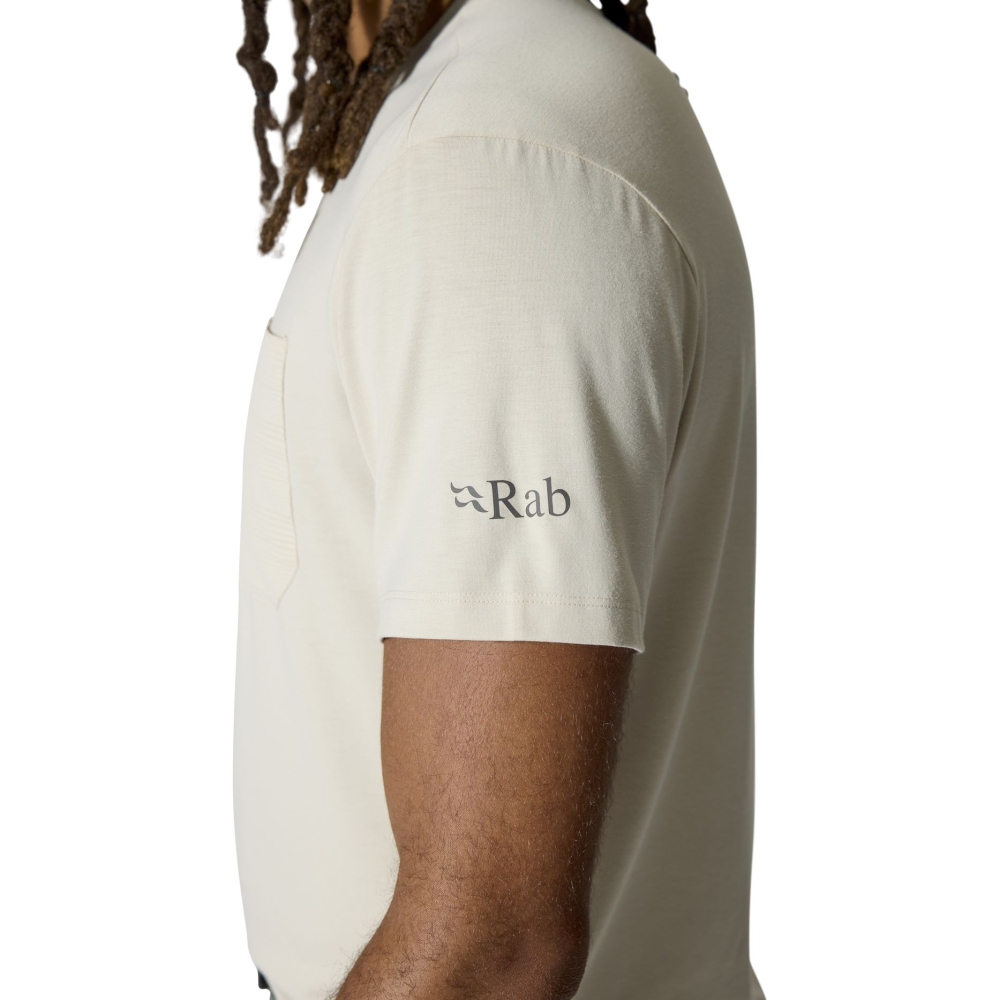 Rab Rivelin Pocket Tee Pebble QBL-75-PBE shirts en tops online bestellen bij Kathmandu Outdoor & Travel