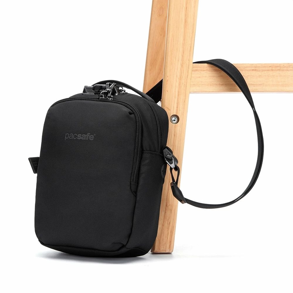 Pacsafe Pacsafe V Companion Crossbody Jet Black 61105130 tassen online bestellen bij Kathmandu Outdoor & Travel