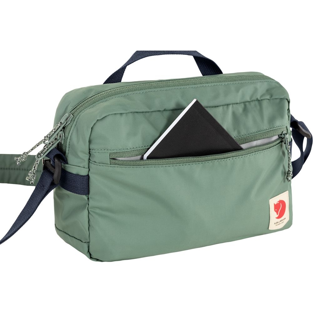 Fjällräven High Coast Crossbody Patina Green F23227-614 tassen online bestellen bij Kathmandu Outdoor & Travel
