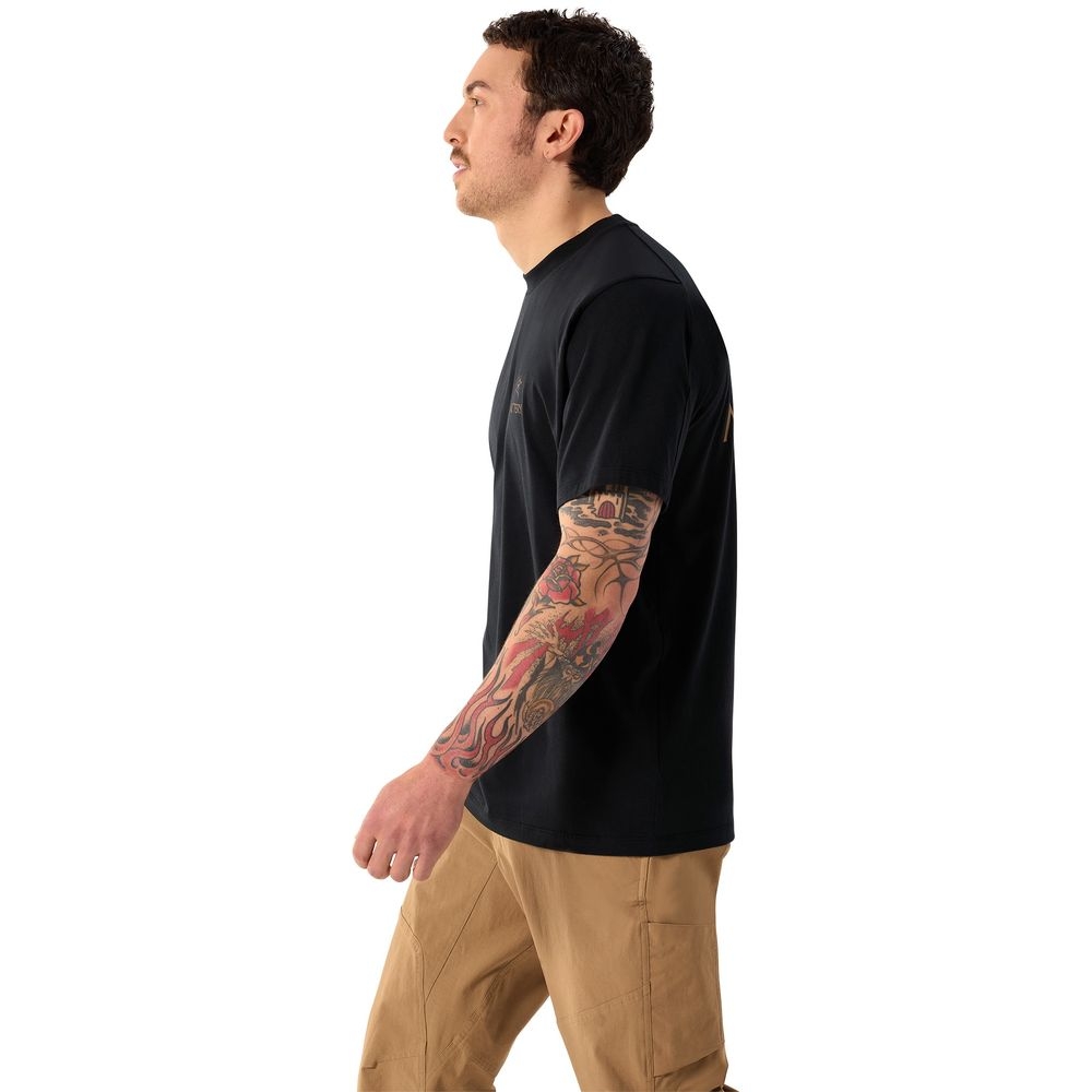 Arc'teryx Kragg SL Cotton Bird Word SS  24K Black 9535-001929 shirts en tops online bestellen bij Kathmandu Outdoor & Travel