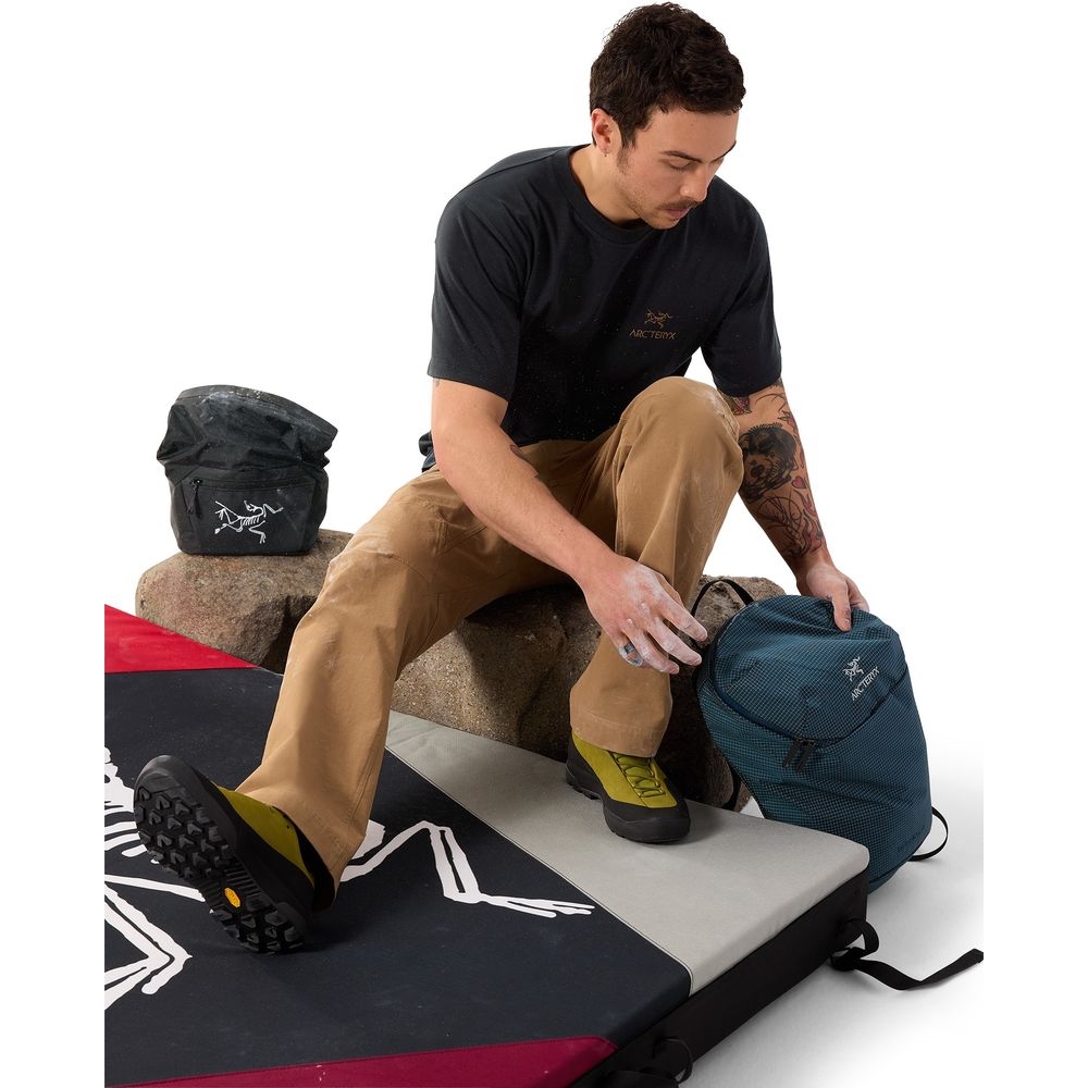 Arc'teryx Kragg SL Cotton Bird Word SS  24K Black 9535-001929 shirts en tops online bestellen bij Kathmandu Outdoor & Travel