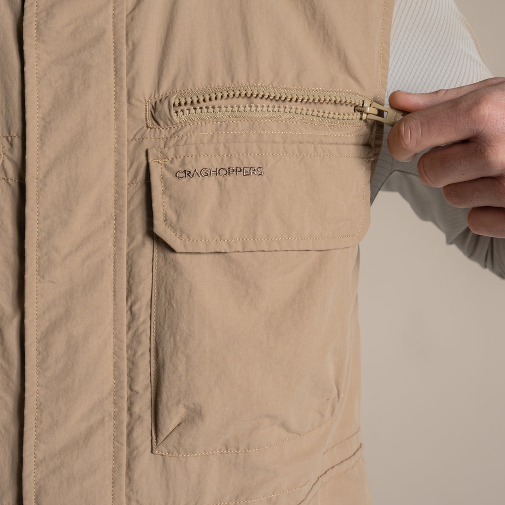 Craghoppers Craghoppers NosiLife Adventure Gilet V CMB841-10C jassen Craghoppers NosiLife Adventure Gilet V Earthenware CMB841-10C jassen online bestellen bij Kathmandu Outdoor & Travel