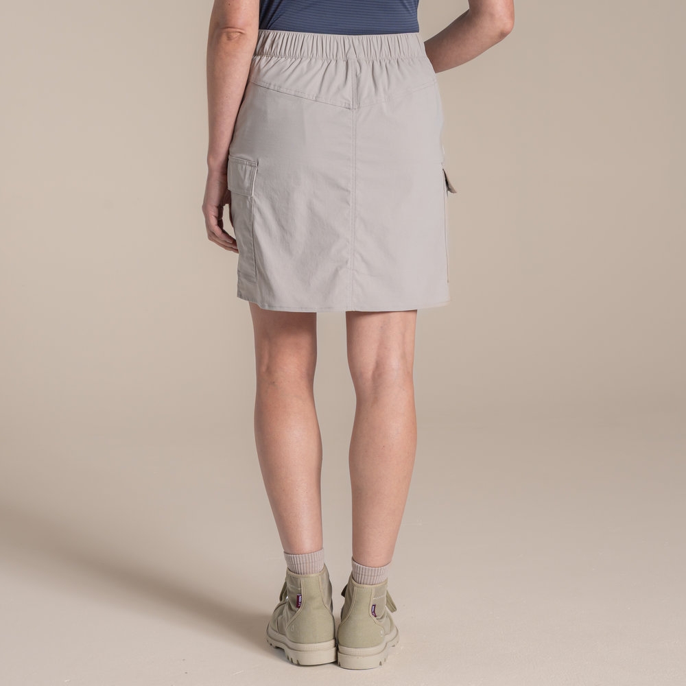 Craghoppers NosiLife Pro Cargo Skort Women's SoftMushroom CWD058-KD7 jurken en rokken online bestellen bij Kathmandu Outdoor & Travel