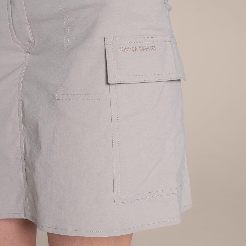 Craghoppers NosiLife Pro Cargo Skort Women's SoftMushroom CWD058-KD7 jurken en rokken online bestellen bij Kathmandu Outdoor & Travel