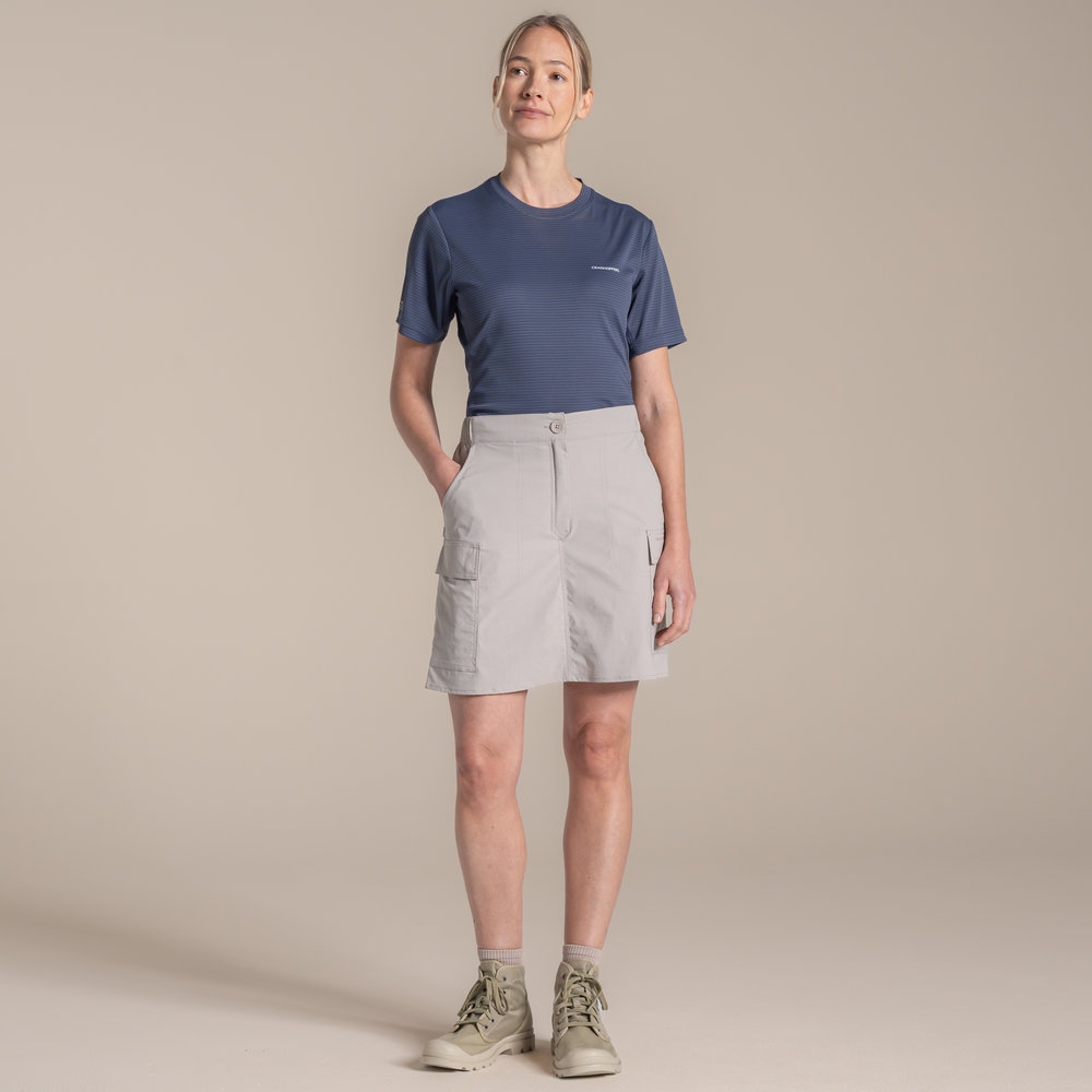 Craghoppers NosiLife Pro Cargo Skort Women's SoftMushroom CWD058-KD7 jurken en rokken online bestellen bij Kathmandu Outdoor & Travel