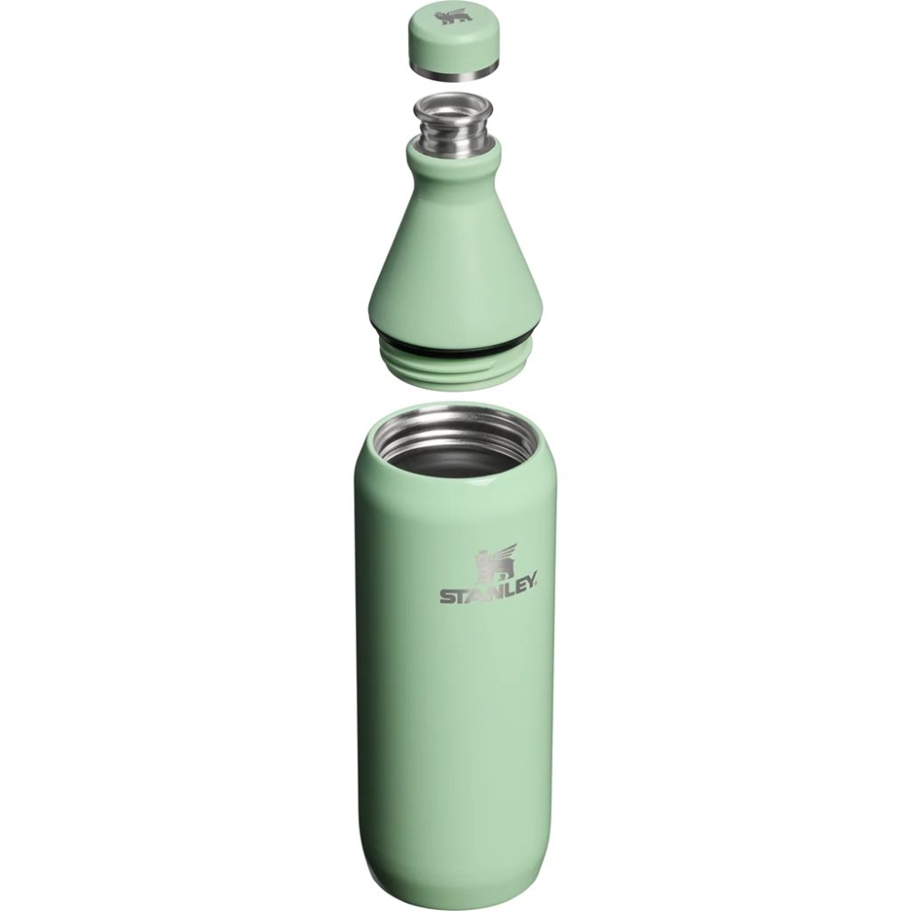 Stanley Stanley The All Day Slim Bottle 10-12069-209 drinkflessen en thermosflessen  Stanley The All Day Slim Bottle Pistachio Gloss 10-12069-209 drinkflessen en thermosflessen online bestellen bij Kathmandu Outdoor & Travel