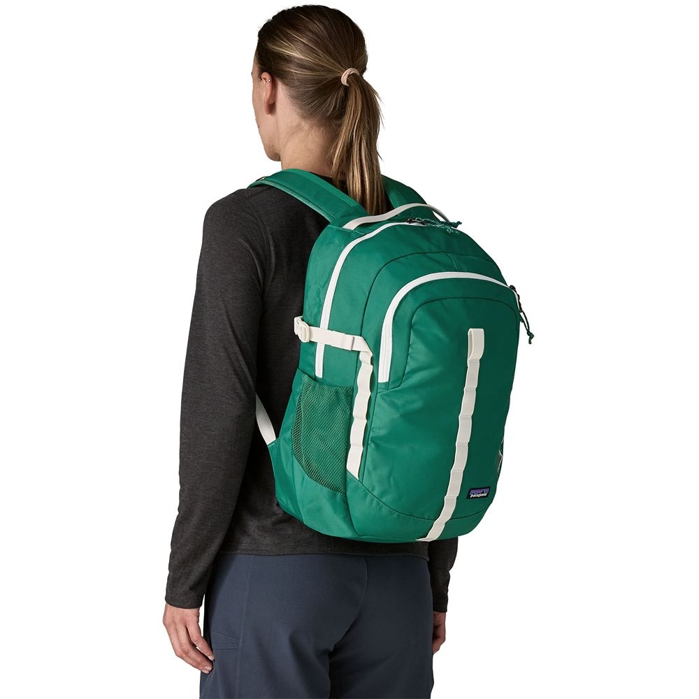 Patagonia Refugio Daypack 26L Gem Green 47914-GEMG dagrugzakken online bestellen bij Kathmandu Outdoor & Travel