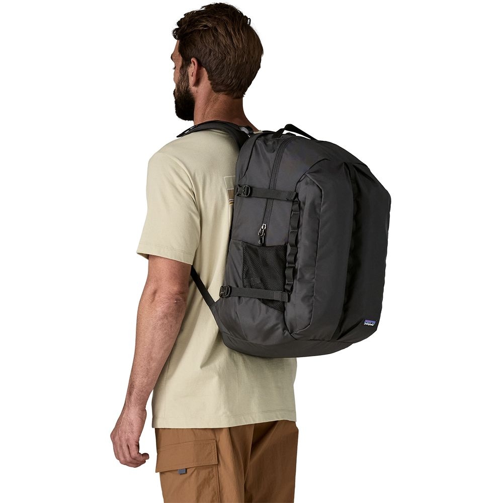 Patagonia Refugio Daypack 32L Black 47885-BLK dagrugzakken online bestellen bij Kathmandu Outdoor & Travel