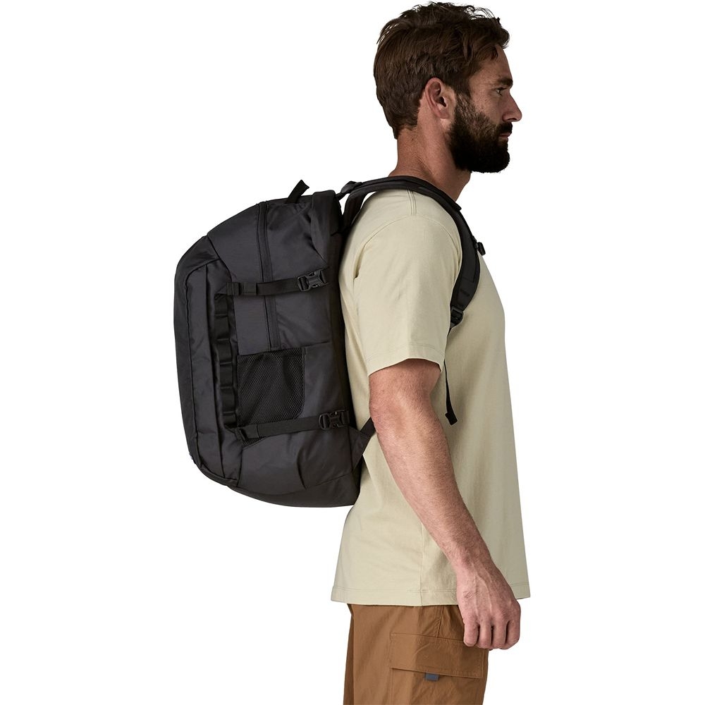 Patagonia Refugio Daypack 32L Black 47885-BLK dagrugzakken online bestellen bij Kathmandu Outdoor & Travel