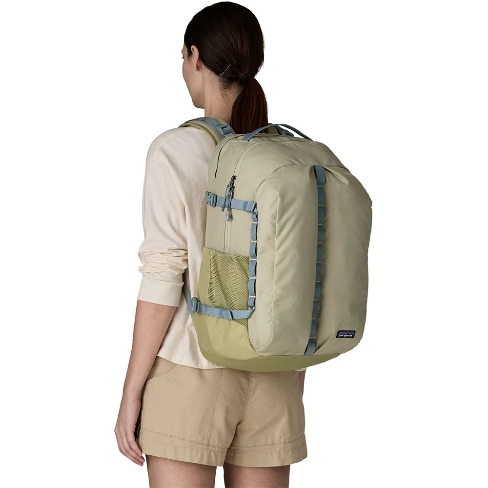 Patagonia Refugio Daypack 32L Weathered Stone 47885-WSTO dagrugzakken online bestellen bij Kathmandu Outdoor & Travel
