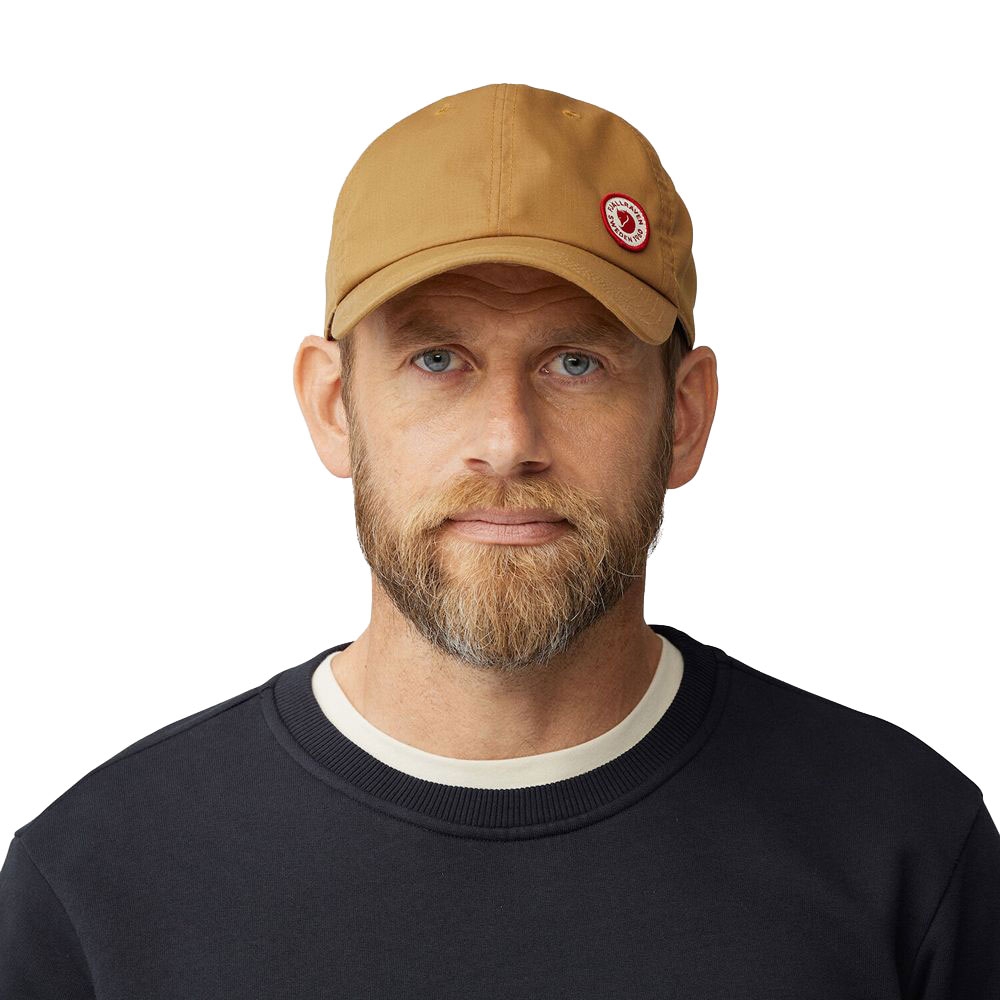 Fjällräven Fjällräven Logo Cap Buckwheat Brown F13100181-232 kleding accessoires online bestellen bij Kathmandu Outdoor & Travel