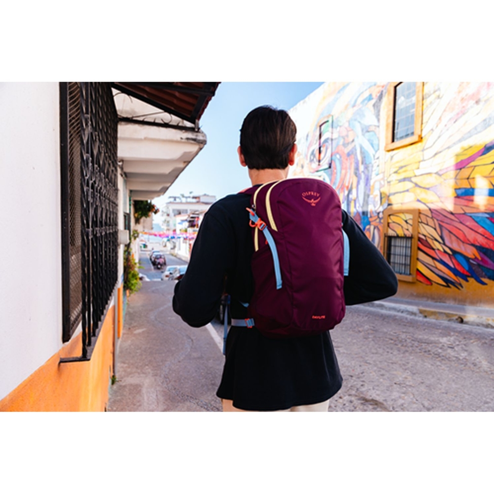 Osprey Daylite  Moody Burgundy 10006292 dagrugzakken online bestellen bij Kathmandu Outdoor & Travel