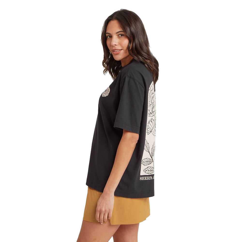 Sherpa Adventure Gear Tarcho Marigold Tee Women's Black SW21054-130 shirts en tops online bestellen bij Kathmandu Outdoor & Travel