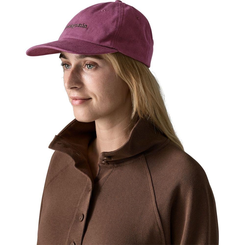 Patagonia Graphic Trad Cap Text Logo: Berry Fig hoed en pet