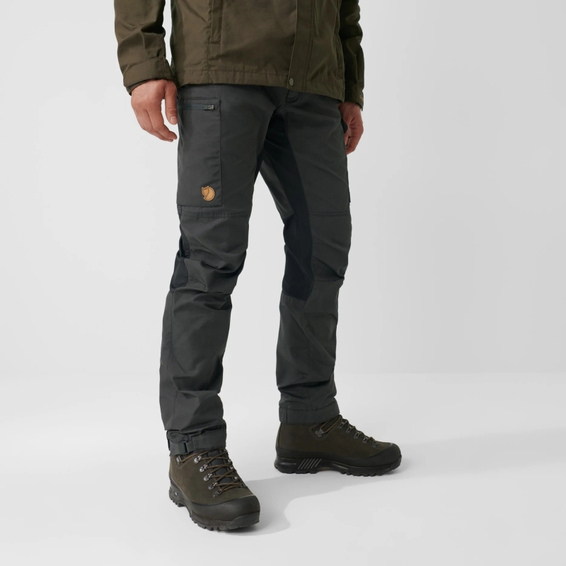 Fjällräven Kaipak Trousers Regular Dark Grey-Black lange broek