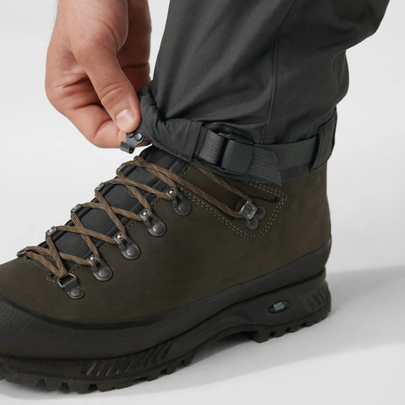 Fjällräven Kaipak Trousers Regular Dark Grey-Black lange broek