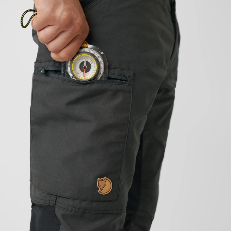 Fjällräven Kaipak Trousers Regular Dark Grey-Black lange broek
