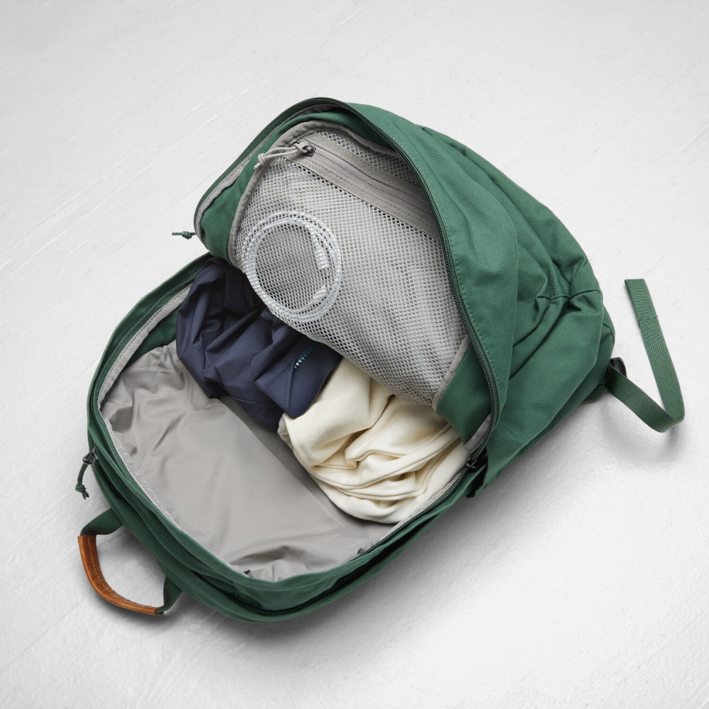 Fjällräven Räven 28 Black F23345-550 dagrugzakken online bestellen bij Kathmandu Outdoor & Travel