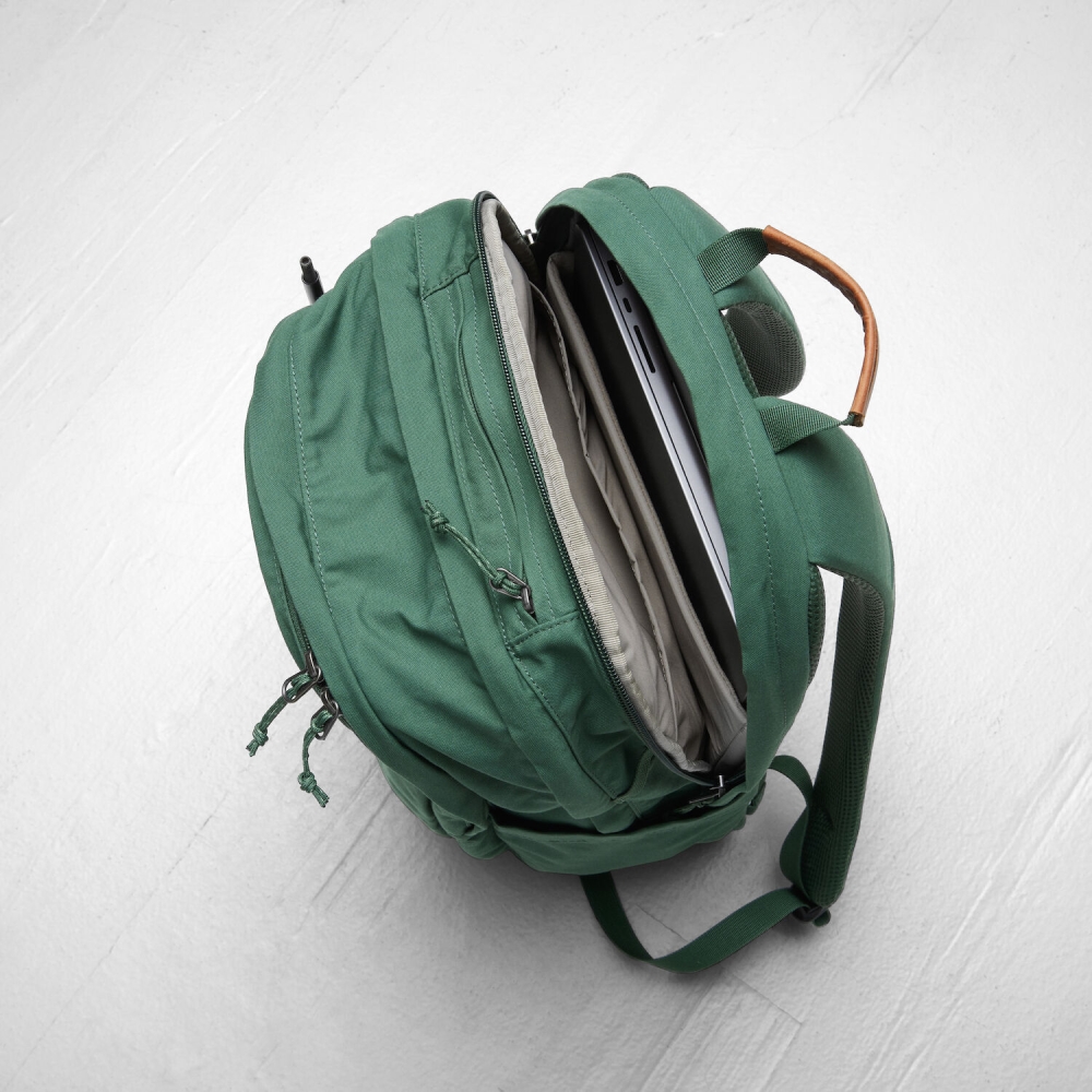 Fjällräven Räven 28 Black F23345-550 dagrugzakken online bestellen bij Kathmandu Outdoor & Travel