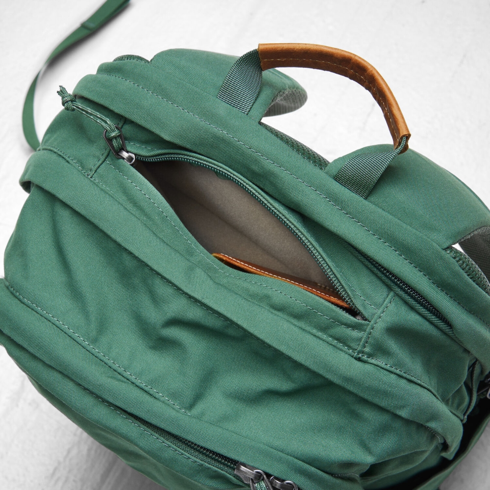 Fjällräven Räven 28 Black F23345-550 dagrugzakken online bestellen bij Kathmandu Outdoor & Travel